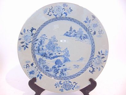 CHINE Deux plats à décor en bleu et blanc (le premier rehaussé d'or), compagnies...