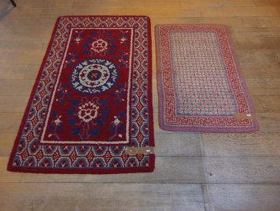 null Deux petits tapis européens, 162x98 cm et 118x72 cm [usures].