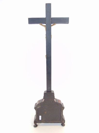 null Crucifix de style Baroque, XIXe, bois noirci ondé et placage à filets d'ivoire,...