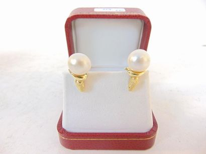 null Two pairs of 18 karat yellow gold earrings, punched, with cases, h. 2 cm and...