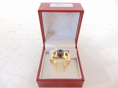 null 18 karat yellow gold ring set with an oval cabochon, with case, t. 59, 5 g approx....