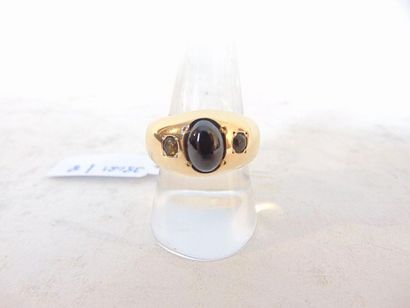 null 18 karat yellow gold ring set with an oval cabochon, with case, t. 59, 5 g approx....