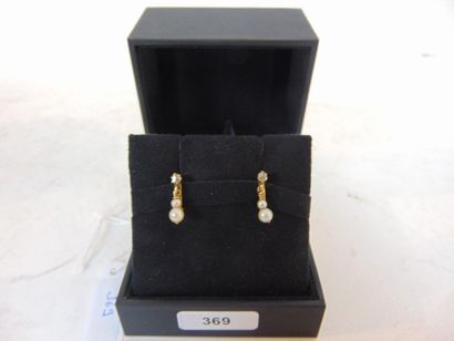 null Pair of 18 karat yellow gold earrings set with a brilliant and pearls, with...