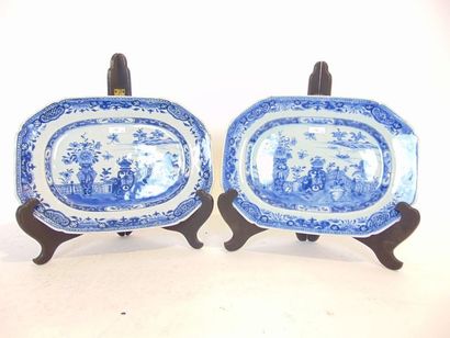 CHINE Set of three rectangular dishes (one large and a pair of small ones) and a...