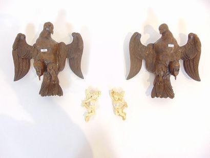 null Pair of heraldic birds in pendants, 19th century, carved oak, l. 32 cm [small...
