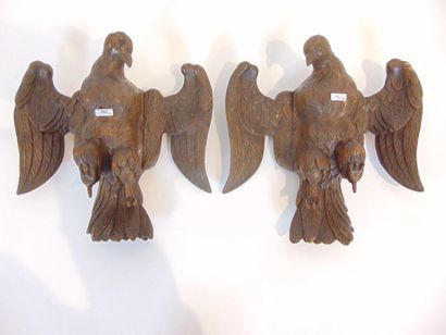null Pair of heraldic birds in pendants, 19th century, carved oak, l. 32 cm [small...