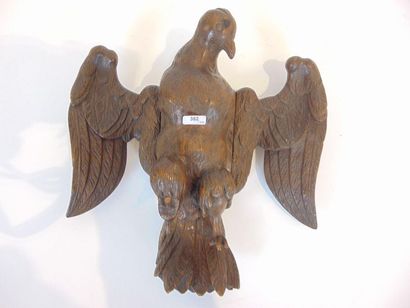 null Paire d'oiseaux héraldiques en pendants, XIXe, chêne sculpté, l. 32 cm [petit...