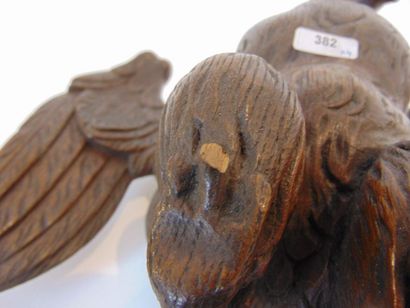 null Paire d'oiseaux héraldiques en pendants, XIXe, chêne sculpté, l. 32 cm [petit...