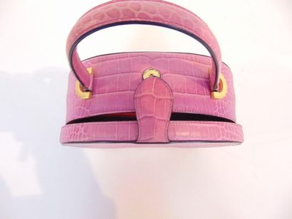 CELINE - PARIS Handbag in pink crocodile style leather, with cover, l. 25 cm.