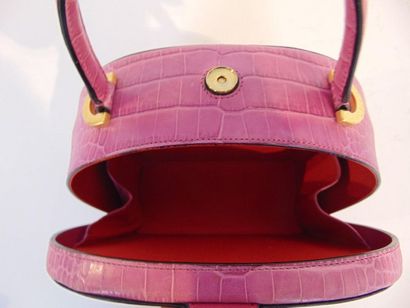 CELINE - PARIS Handbag in pink crocodile style leather, with cover, l. 25 cm.