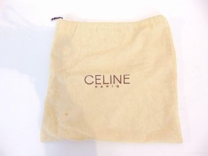 CELINE - PARIS Sac à main rigide en cuir rose façon croco, avec housse, l. 25 cm...