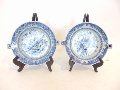 CHINE Pair of Qing dynasty / 18th-XIXth dynasty blue and white floral decoration...