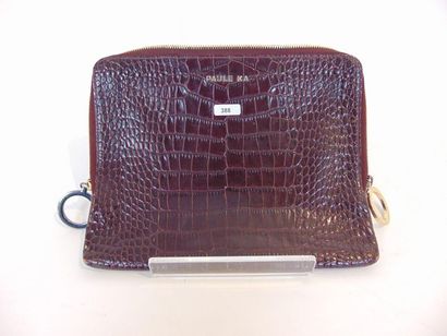 PAULE KA Pochette à iPad en cuir bordeaux façon croco, l. 27 cm [légères altérat...