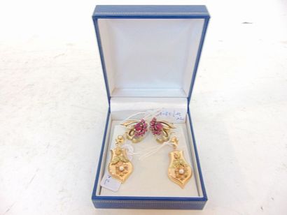 null Pair of 18 karat yellow and pink gold earrings set with pearls, with case, h....