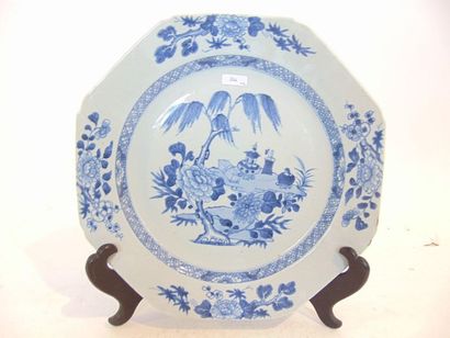 CHINE Paire de plats octogonaux à décor en bleu et blanc, compagnies des Indes, dynastie...