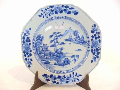 CHINE Assiette octogonale à décor d'un paysage en bleu et blanc, compagnies des Indes,...