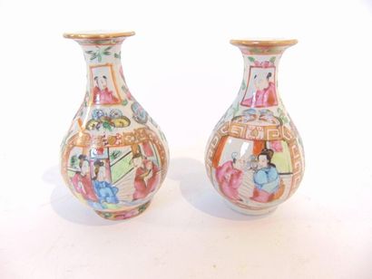 CHINE - CANTON Pair of miniature bottle vases decorated with figures in polychrome...