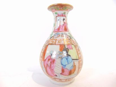 CHINE - CANTON Paire de vases-bouteilles miniatures à décor de personnages en émaux...