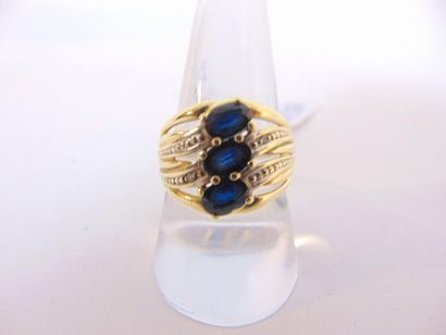 null Ring in 18 karat yellow gold set with three oval sapphires, hallmark, t. 58,...