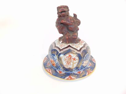 JAPON Garniture à décor Imari aux phénix et carpes, ère Meiji / fin XIXe, porcelaine,...