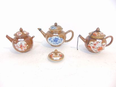 CHINE Four teapots with reserve decoration on a Capuchin background, Qing dynasty...