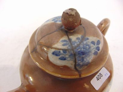 CHINE Quatre théières à décors en réserve sur fond capucin, dynastie Qing / XVIII-XIXe,...