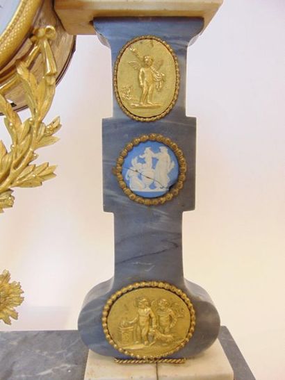 null Pendule-portique d'époque Louis XVI, fin XVIIIe, marbre, ornements en bronze...