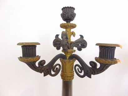 null Paire de candélabres d'époque Louis-Philippe à quatre feux, mi-XIXe, bronze...