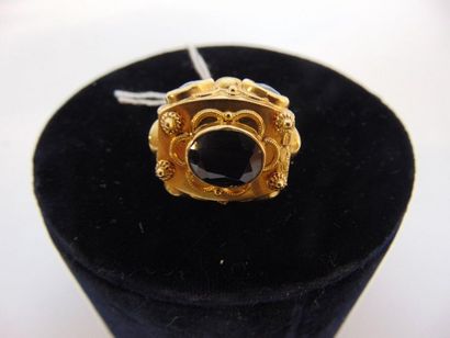null 18 karat yellow gold pear-shaped pendant set with garnets, h. 3 cm, 12 g ap...