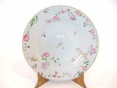 CHINE Paire d'assiettes à décor floral en émaux polychromes dits de la famille rose,...