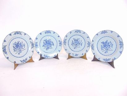 CHINE Suite of four blue and white floral plates, Indian Companies, Qing Dynasty...