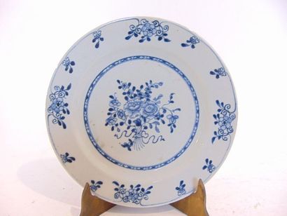 CHINE Suite de quatre assiettes à décor floral en bleu et blanc, compagnies des Indes,...