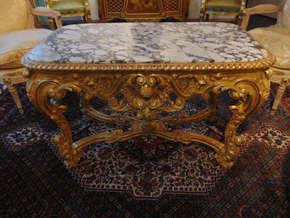 null Table de milieu de style Régence, XXe, bois richement sculpté et doré, plateau...