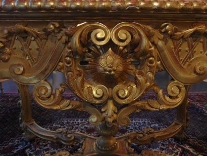  Table de milieu de style Régence, XXe, bois richement sculpté et doré, plateau de...