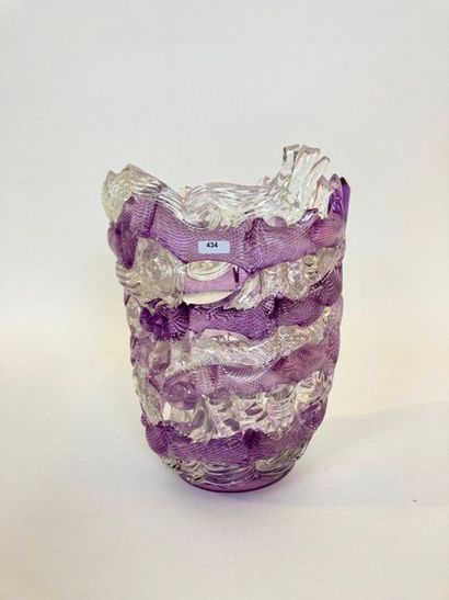 null Vase ajouré, XX-XXIe, verre bicolore travaillé à chaud, h. 34,5 cm.