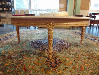 null Grande table basse ronde de style Louis XVI, XXe, bois sculpté et cérusé rechampi...