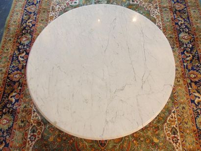 null Grande table basse ronde de style Louis XVI, XXe, bois sculpté et cérusé rechampi...