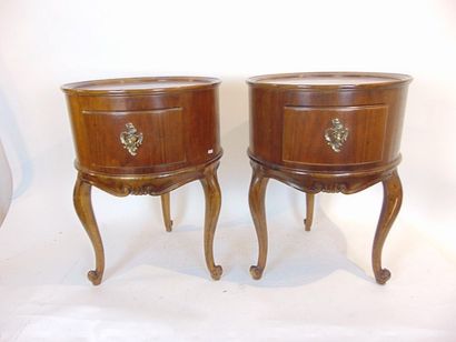 null Paire de tables-tambours tripodes dans le goût Louis XV ouvrant par un tiroir...