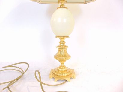 null Paire de lampes de table de style Louis XVI ornées d'un œuf d'autruche, XXe,...