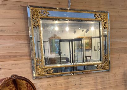 null Grand miroir rectangulaire de style Régence à parcloses, XXe, bois doré richement...