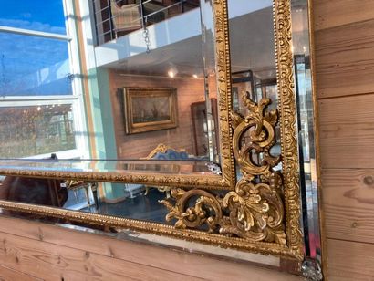 null Grand miroir rectangulaire de style Régence à parcloses, XXe, bois doré richement...