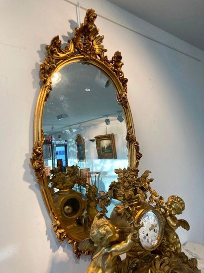 null Miroir ovale de style Louis XV, XXe, bois sculpté et doré à légère patine, 123x64...