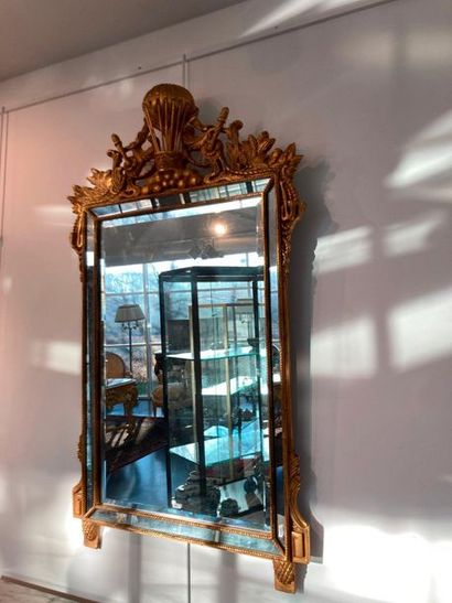 null Miroir rectangulaire de style Louis XVI à parcloses et fronton à la montgolfière,...