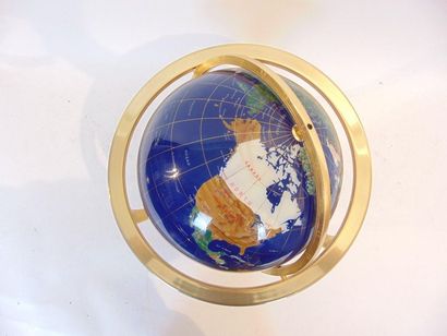null Hard stone-like globe, XX-XXI, gilt bronze, h. 48.5 cm.