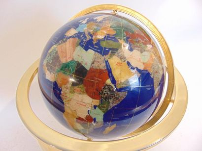 null Globe terrestre façon pierres dures, XX-XXIe, bronze doré, h. 48,5 cm.