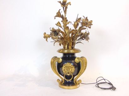 null Important vase ansé à mufles de lion et rameaux fleuris formant candélabre,...