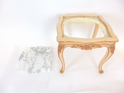 null Paire de tables basses carrées de style Louis XV, XXe, bois sculpté et laqué...