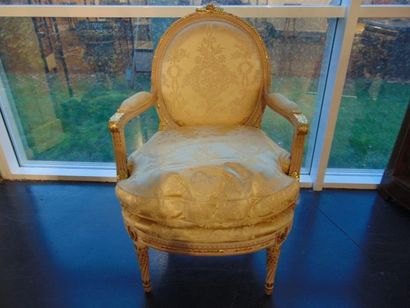 null Suite de quatre fauteuils à la reine de style Louis XVI, XXe, bois sculpté et...
