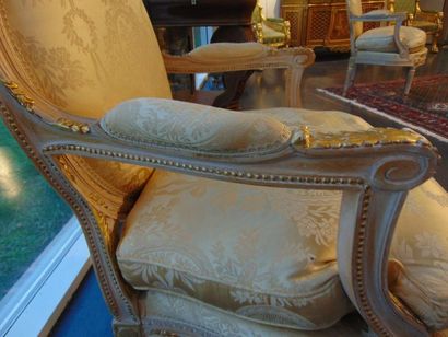 null Suite de quatre fauteuils à la reine de style Louis XVI, XXe, bois sculpté et...