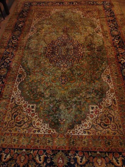 null Grand tapis persan de style Isfahan à médaillon central et rinceaux floraux...